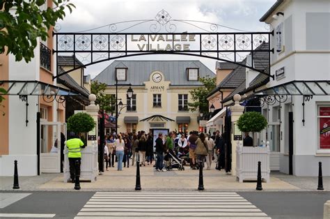 la vallée village boutique.